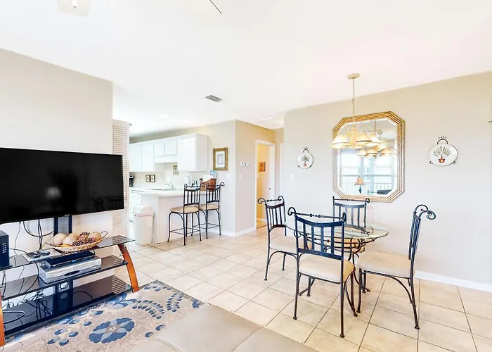 Stylish Coastal Escape Near The With Pool Wifi Full Kitchen & Ac
