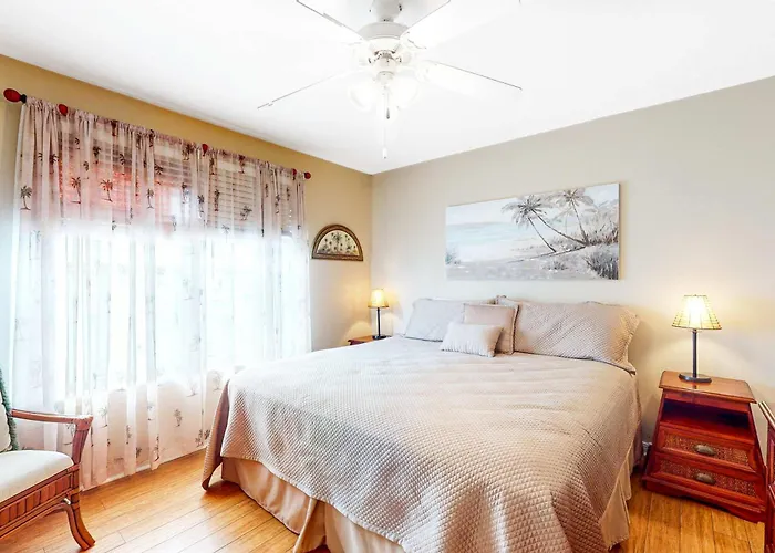 Stylish Coastal Escape Near The With Pool Wifi Full Kitchen & Ac