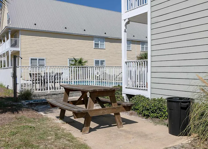 Stylish Coastal Escape Near The With Pool Wifi Full Kitchen & Ac